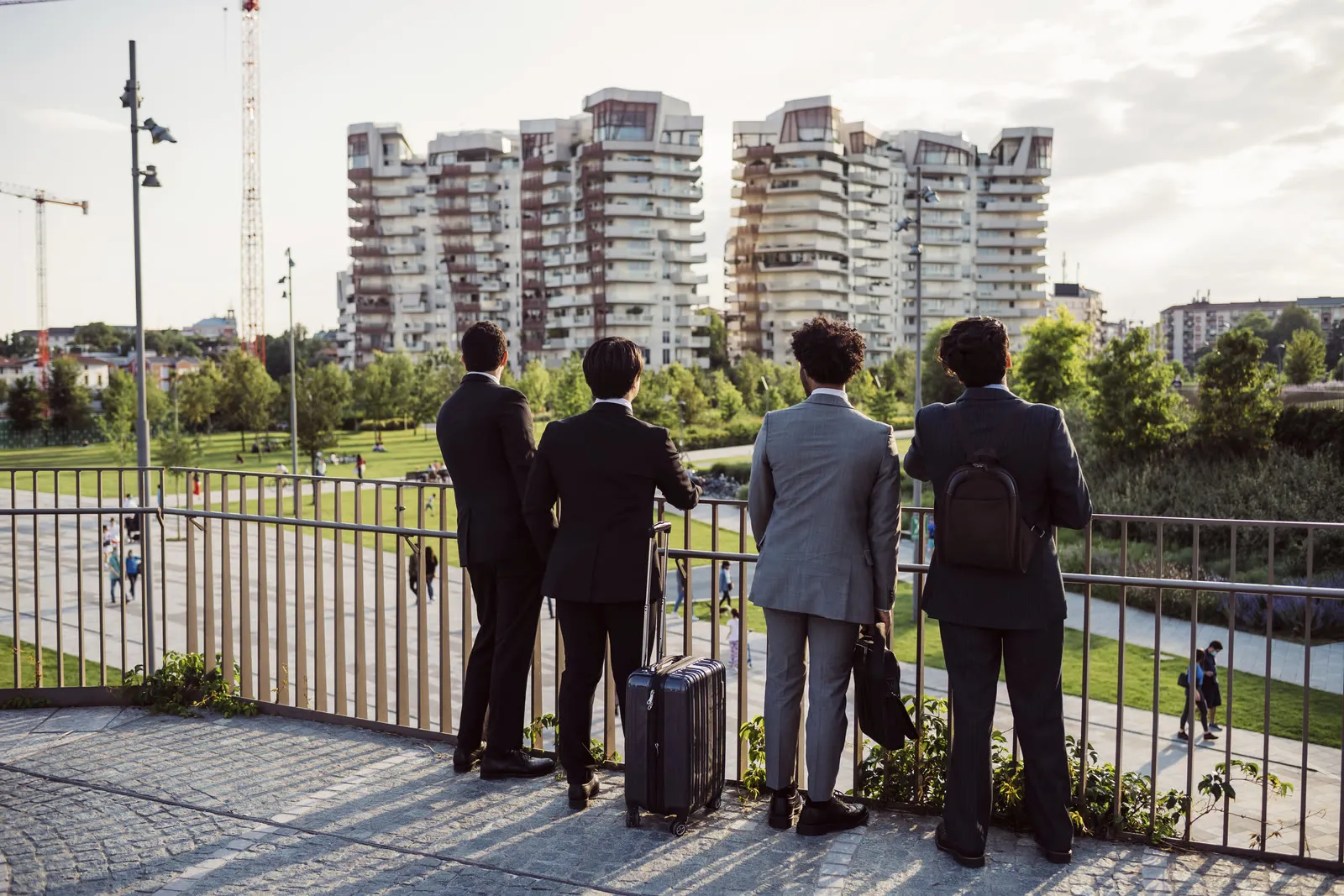 Profissionais observando a cidade do alto de um empreendimento