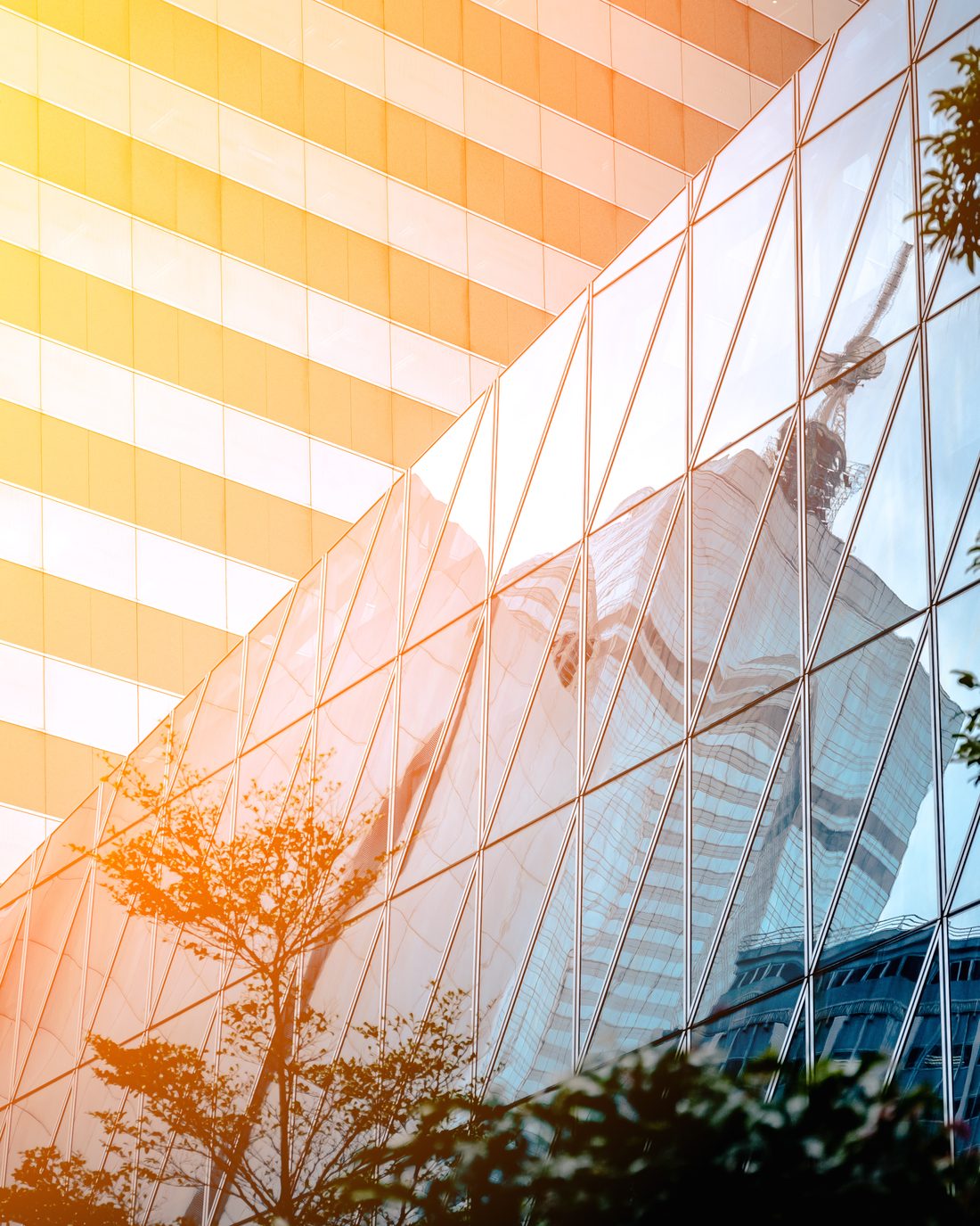 Fachada de prédio corporativo moderno ao sol