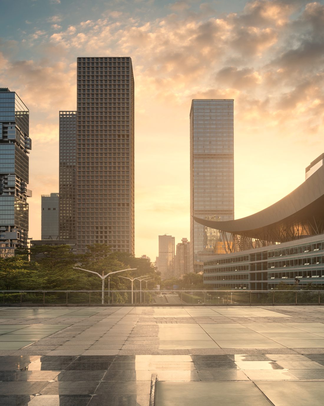 Praça urbana cercada por edifícios modernos