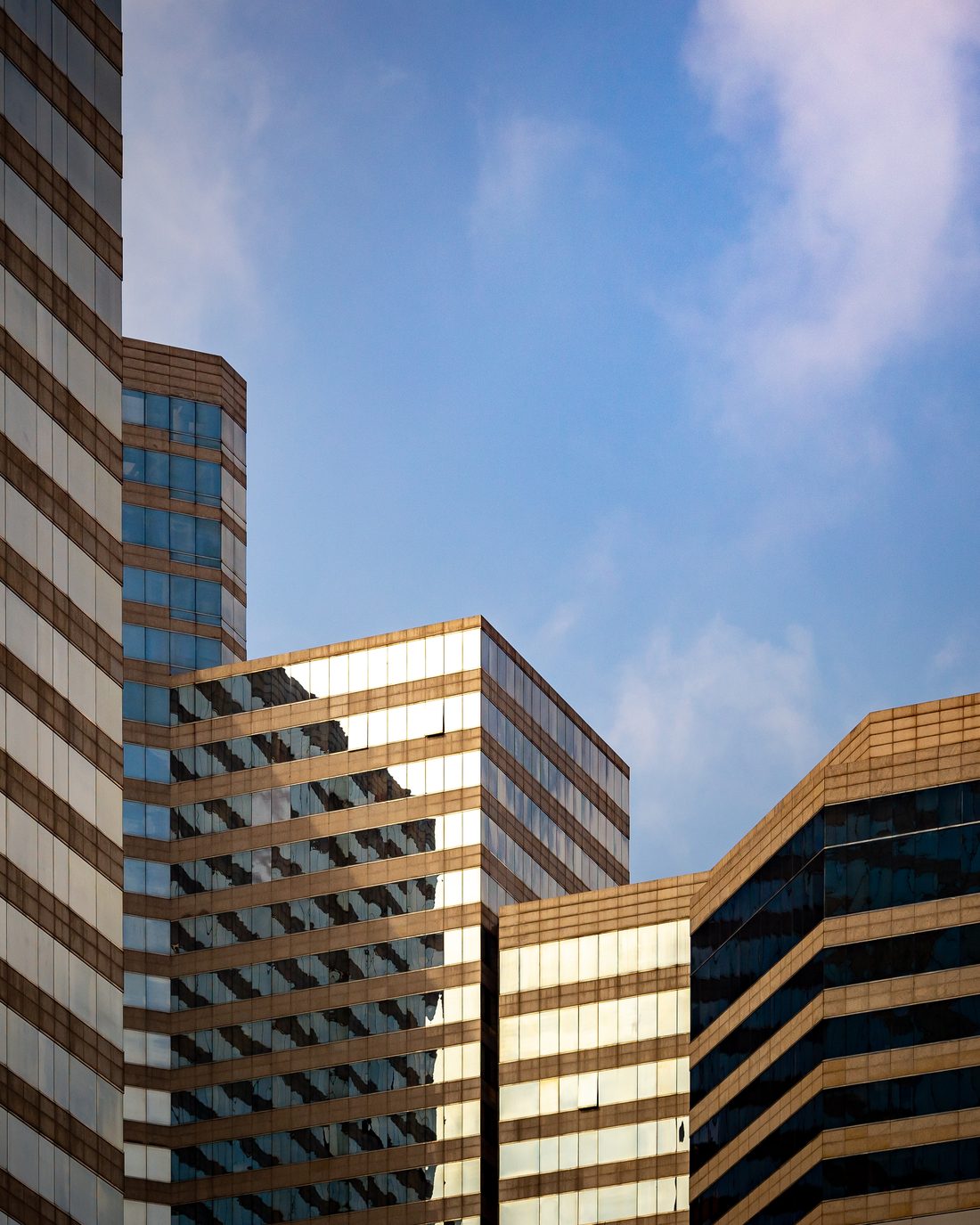 Exterior de edifício corporativo com arquitetura moderna
