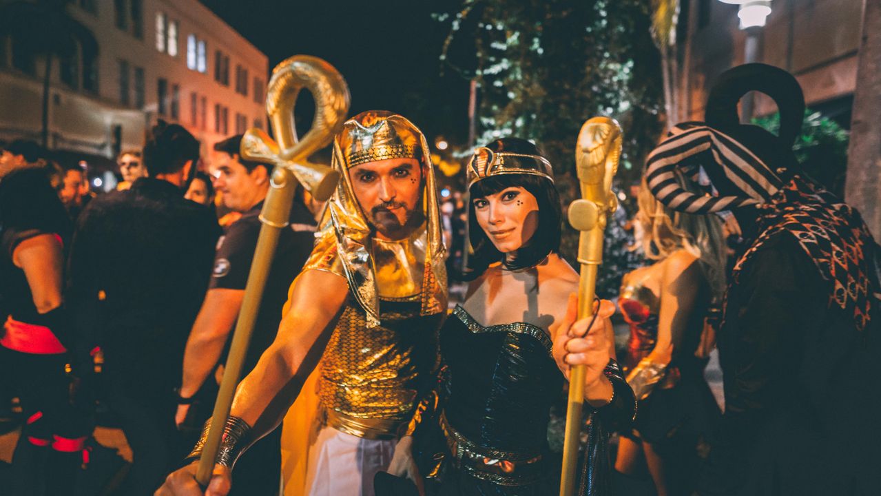 adult halloween party ideas couple dressed as egyptian pharos at party