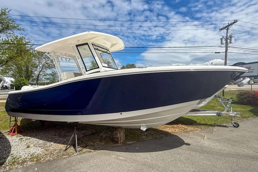 2025 Robalo R270 Center Console