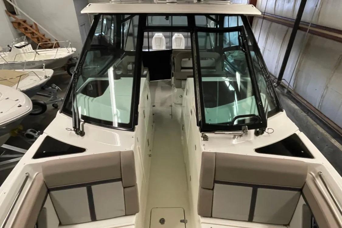 2025 Boston Whaler 330 Vantage