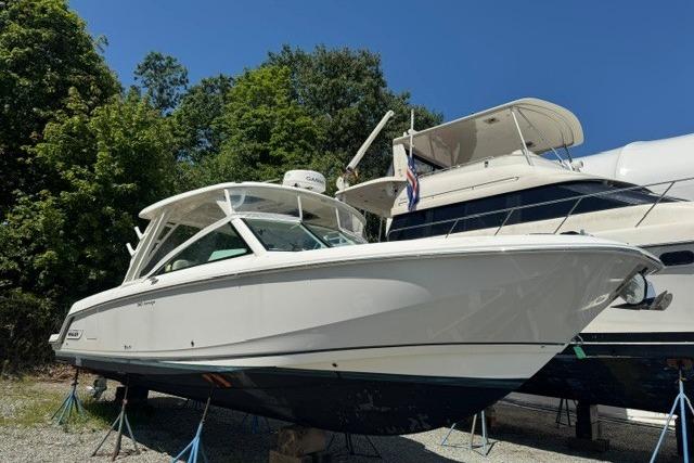 2018 Boston Whaler 320 Vantage