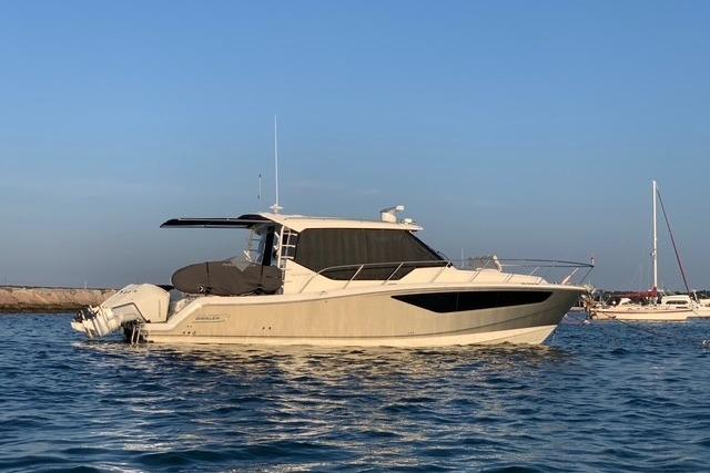 2021 Boston Whaler 405 Conquest