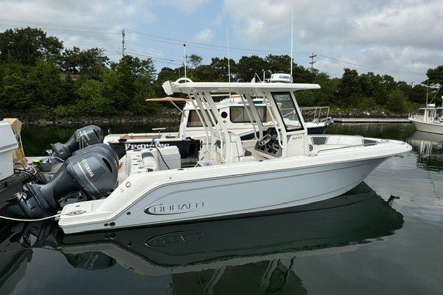 2020 Robalo R272 Center Console