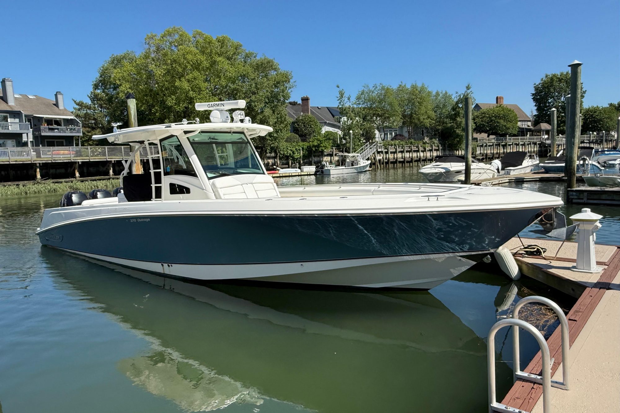 2016 Boston Whaler 370 Outrage