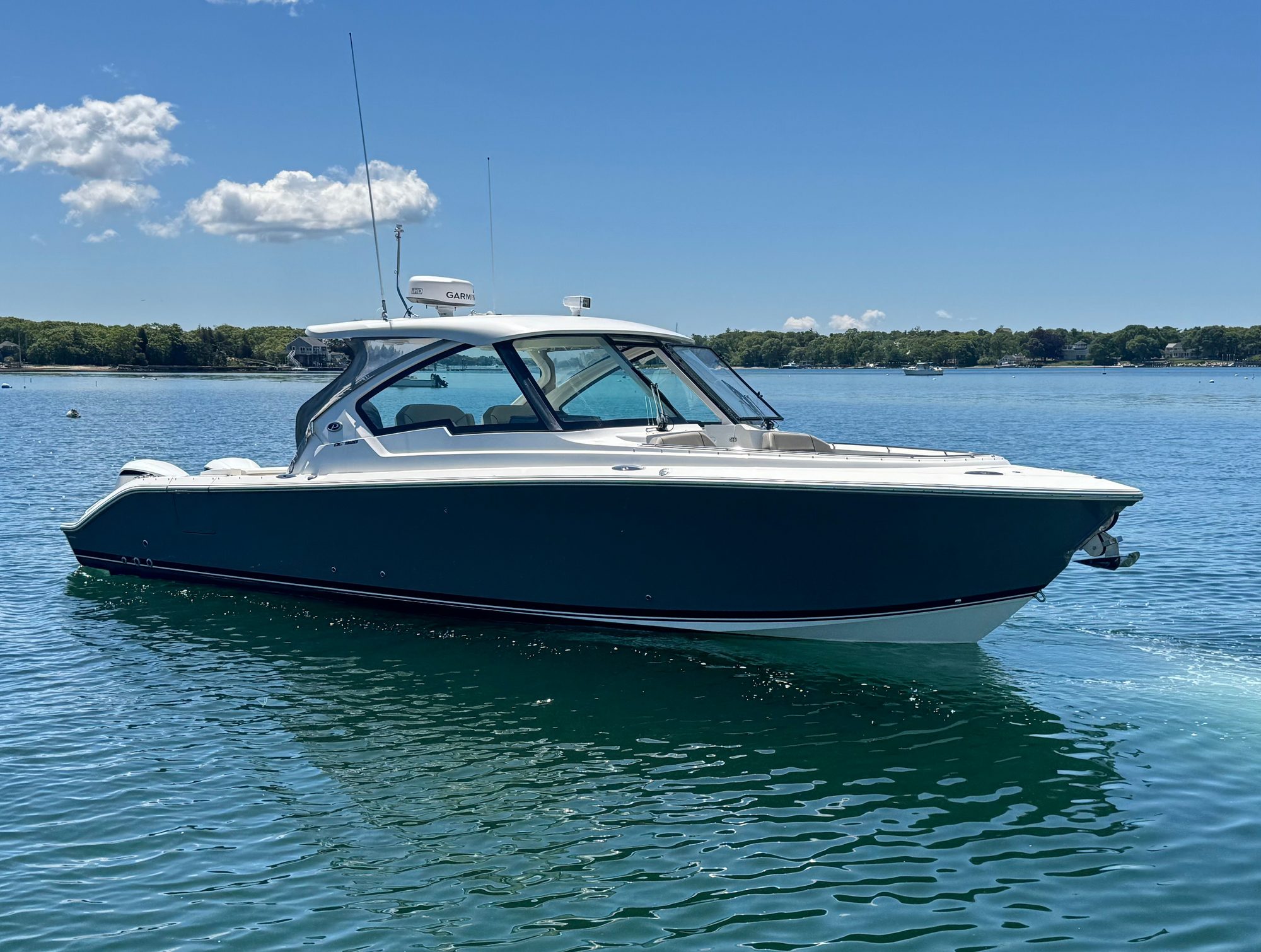 2021 Pursuit DC 326 Dual Console
