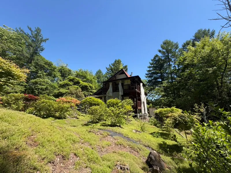 光と緑に包まれる、高原の庭園別荘