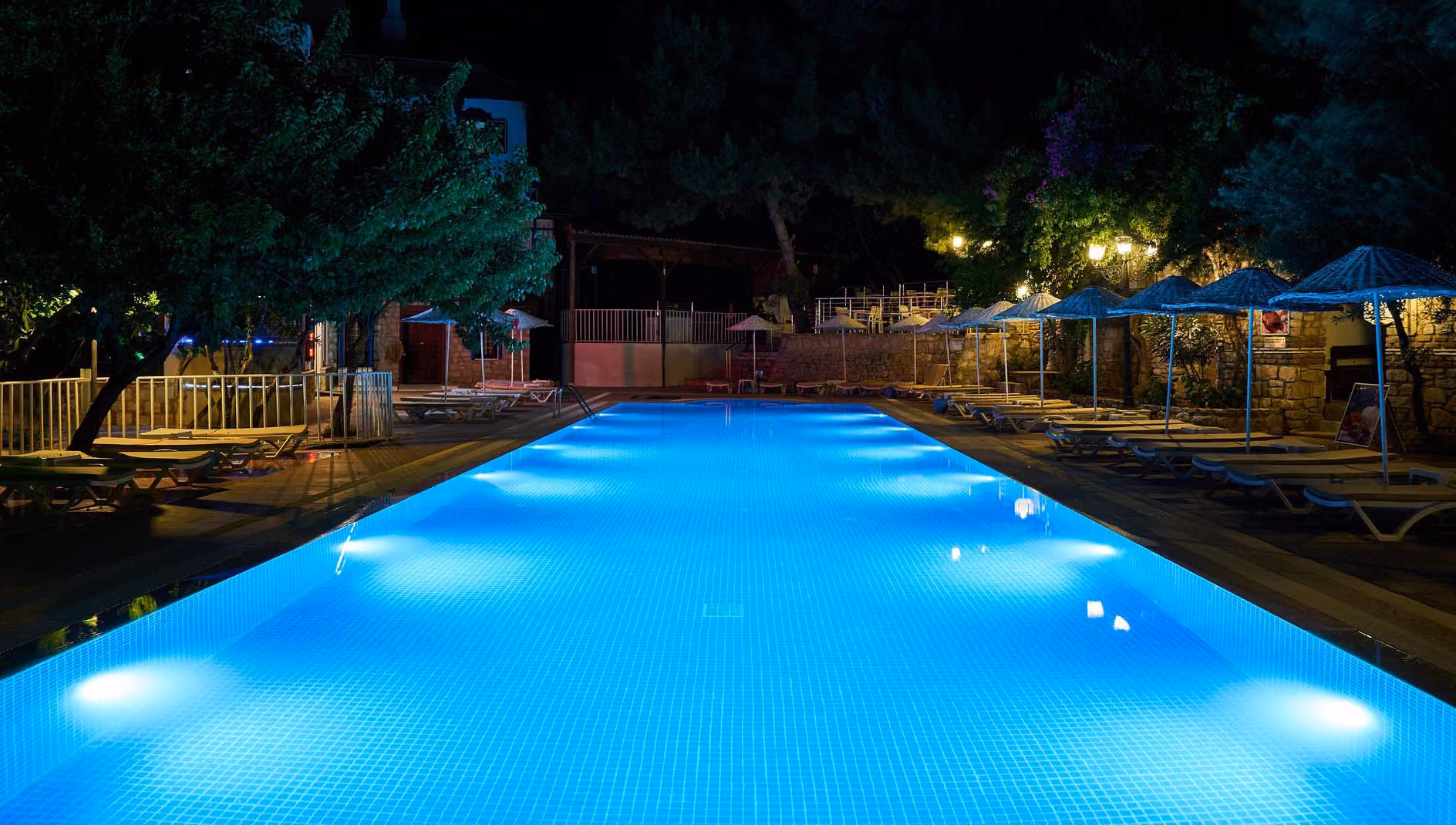 Thinking about adding or upgrading pool lighting? This guide covers the main types of pool lights, what to consider before buying, and when to call a professional for installation.