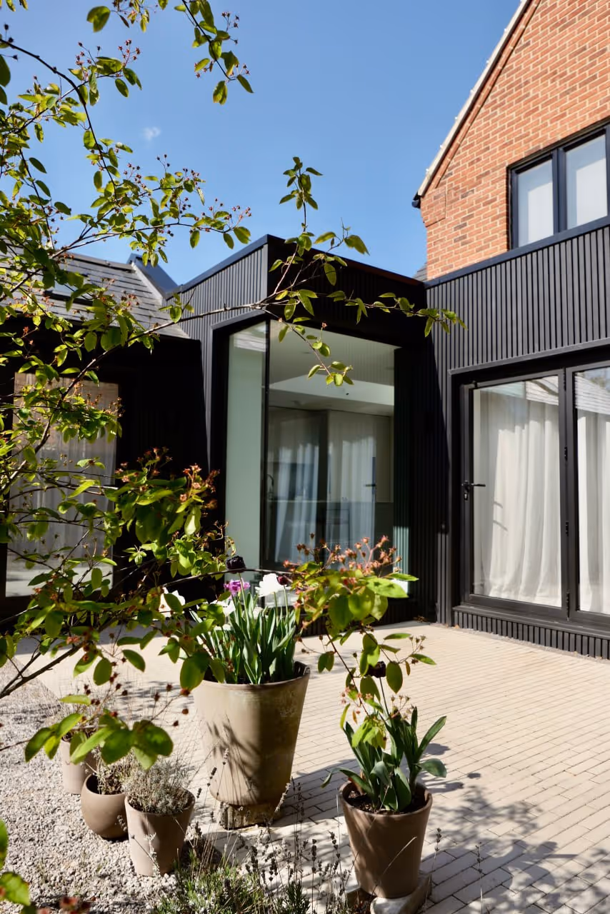 Low-maintenance courtyard-style garden designed by StudioTeli