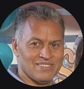 <subject>[headshot] image of customer (for a productivity tools business)</subject>