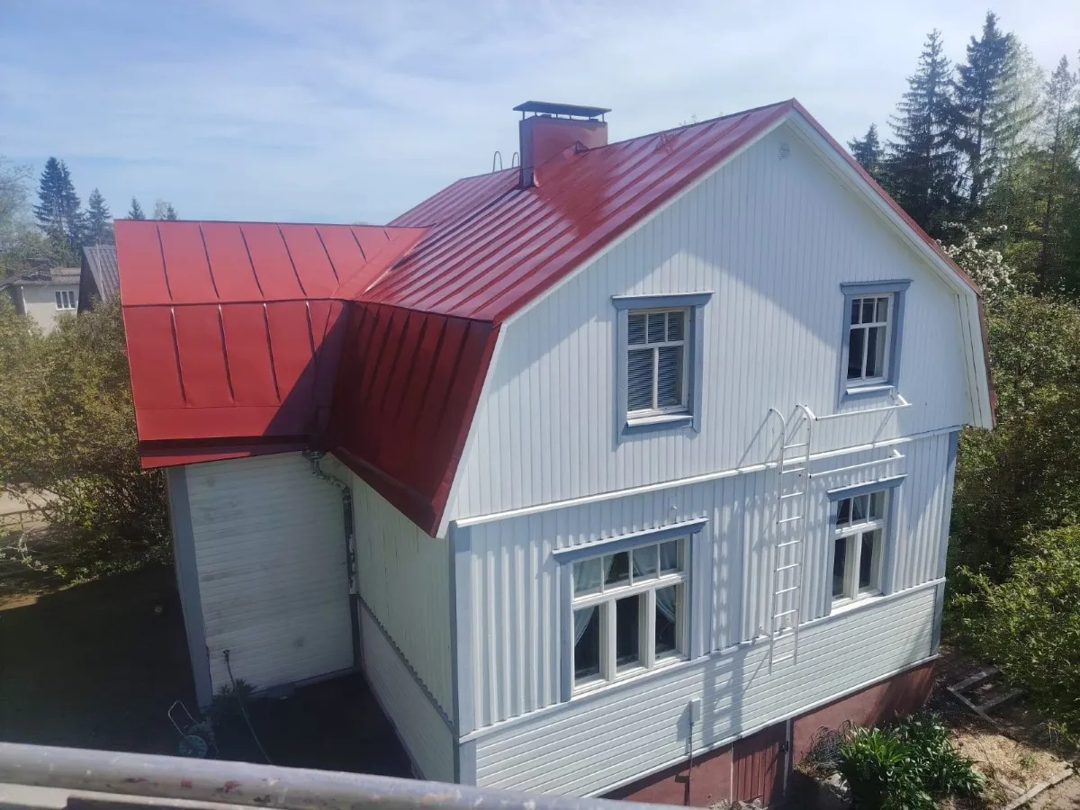 Kuva käynnissä olevasta kattoremontista