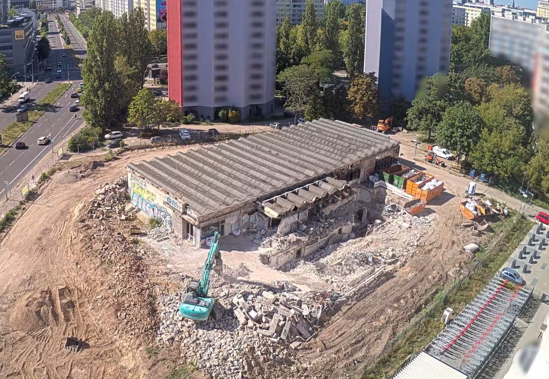 Beginn der Abrissarbeiten an der alten Schwimmhalle Holzmarktstraße
