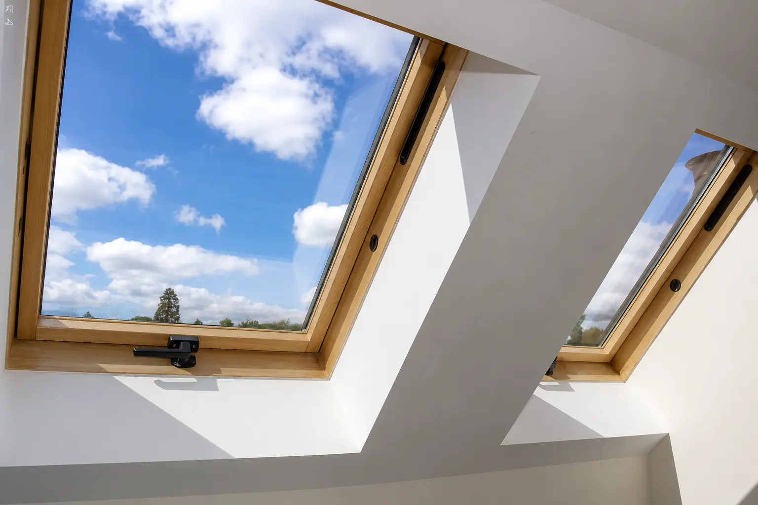 Fenêtre de toit Velux posée vue intérieure lumière naturelle La Baule SDR HABITAT