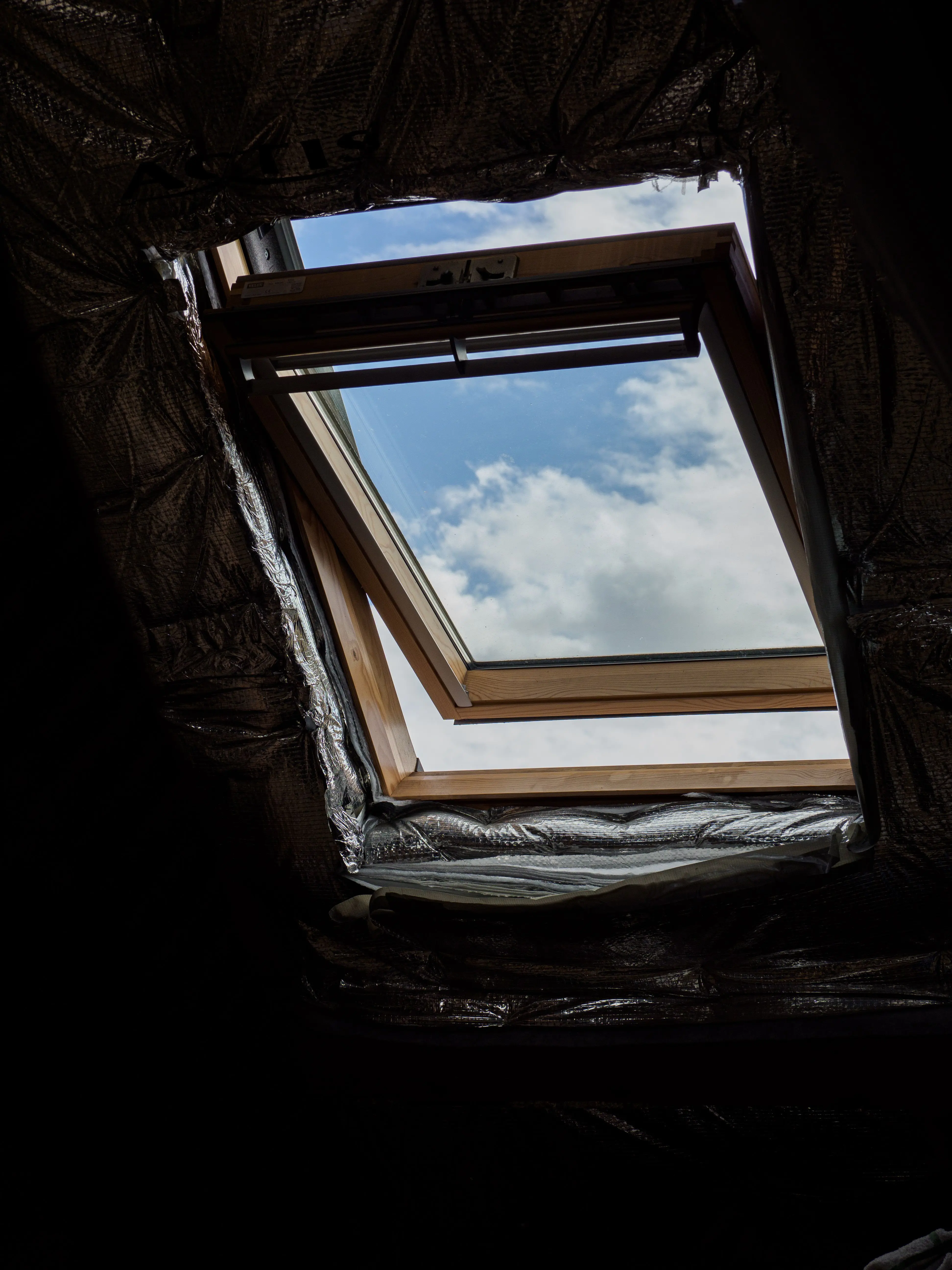 Pose fenêtre de toit Velux avec film d'étanchéité combles La Baule SDR HABITAT