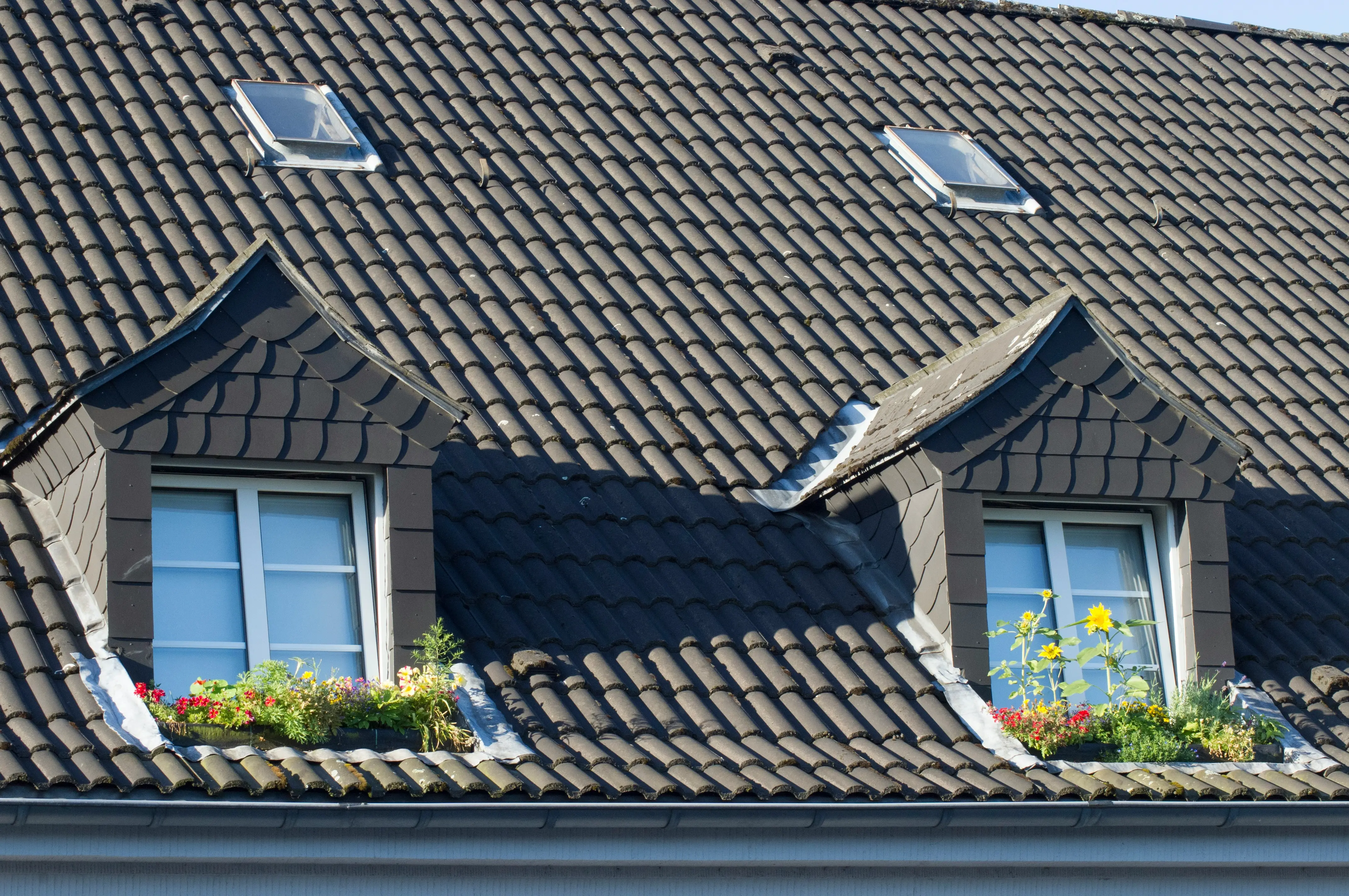 Toiture en tuiles avec lucarnes et zinguerie La Baule SDR HABITAT