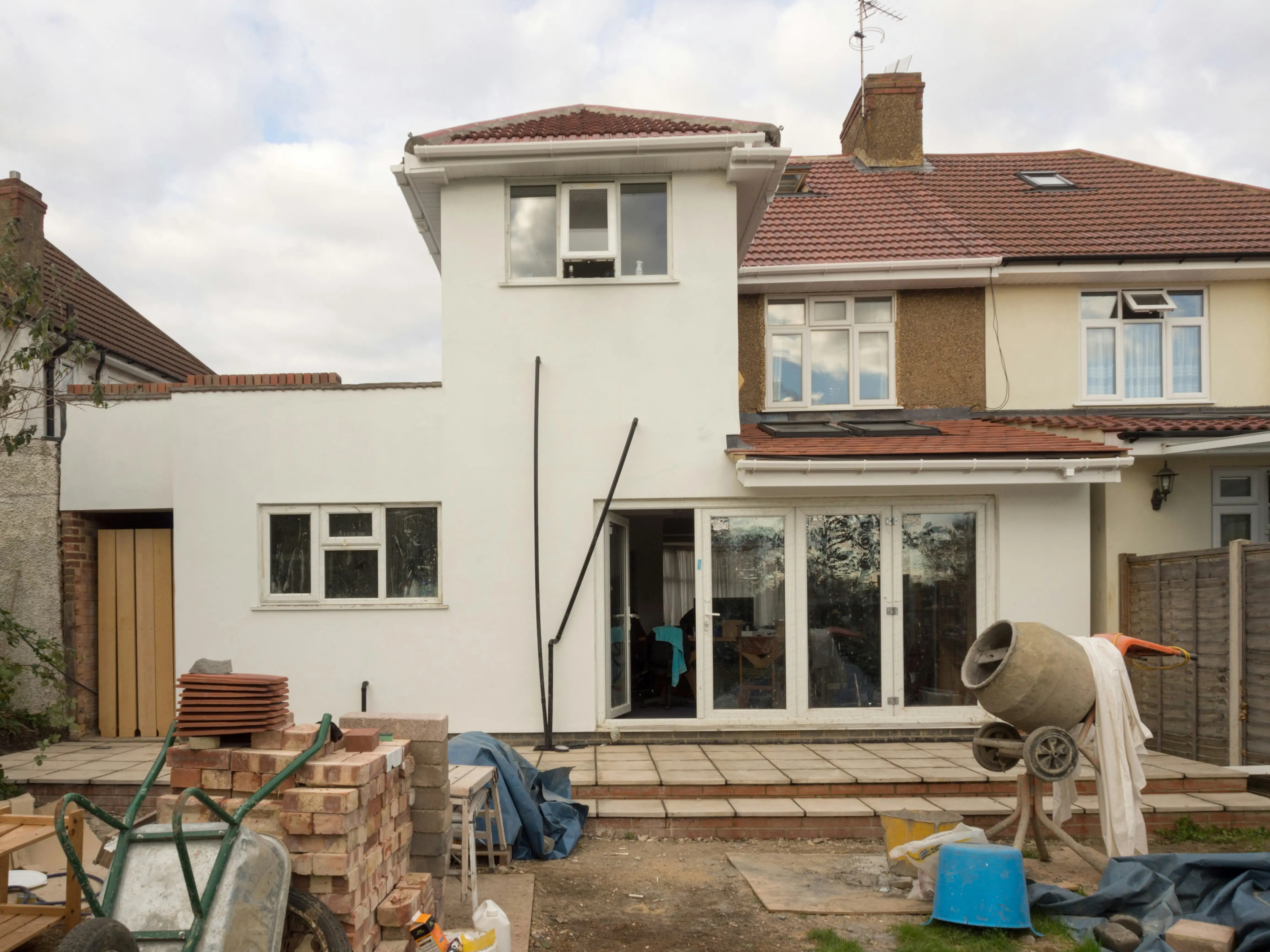 Maison avec façade enduite blanche en cours de ravalement La Baule SDR HABITAT