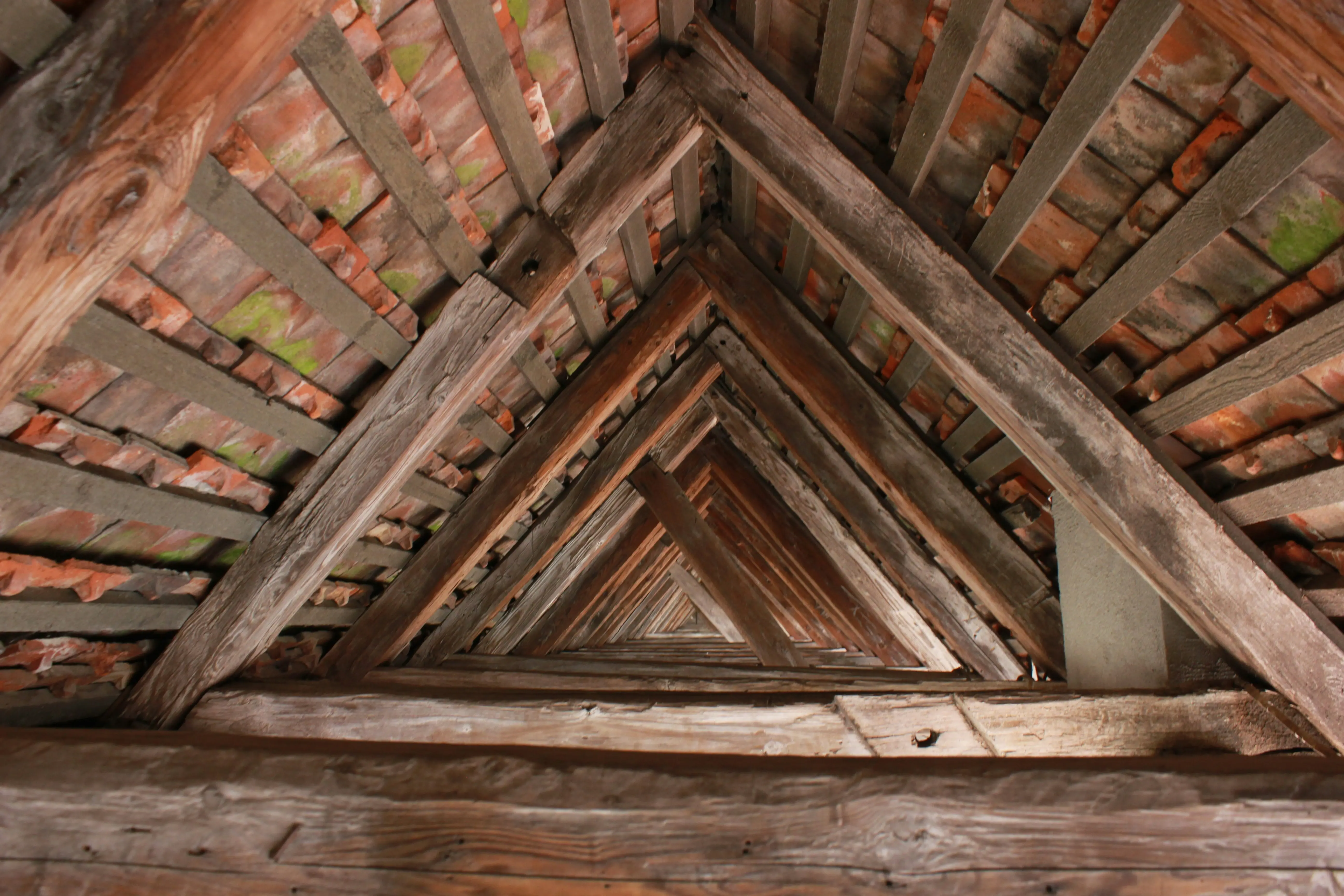 Charpente ancienne en bois vieilli avec traces d'humidité avant traitement La Baule SDR HABITAT