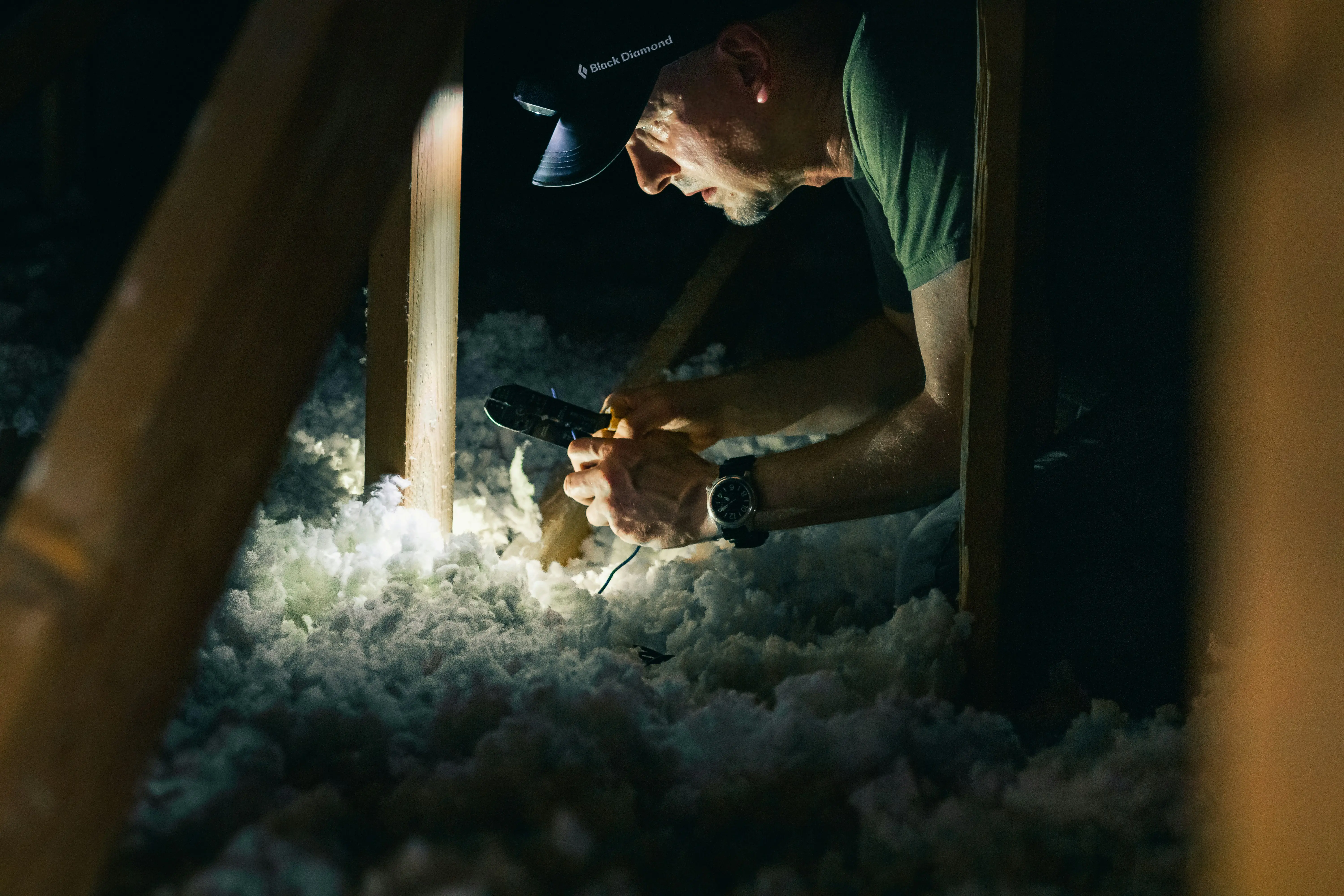 Technicien intervenant dans des combles perdus avec isolation soufflée La Baule SDR HABITAT