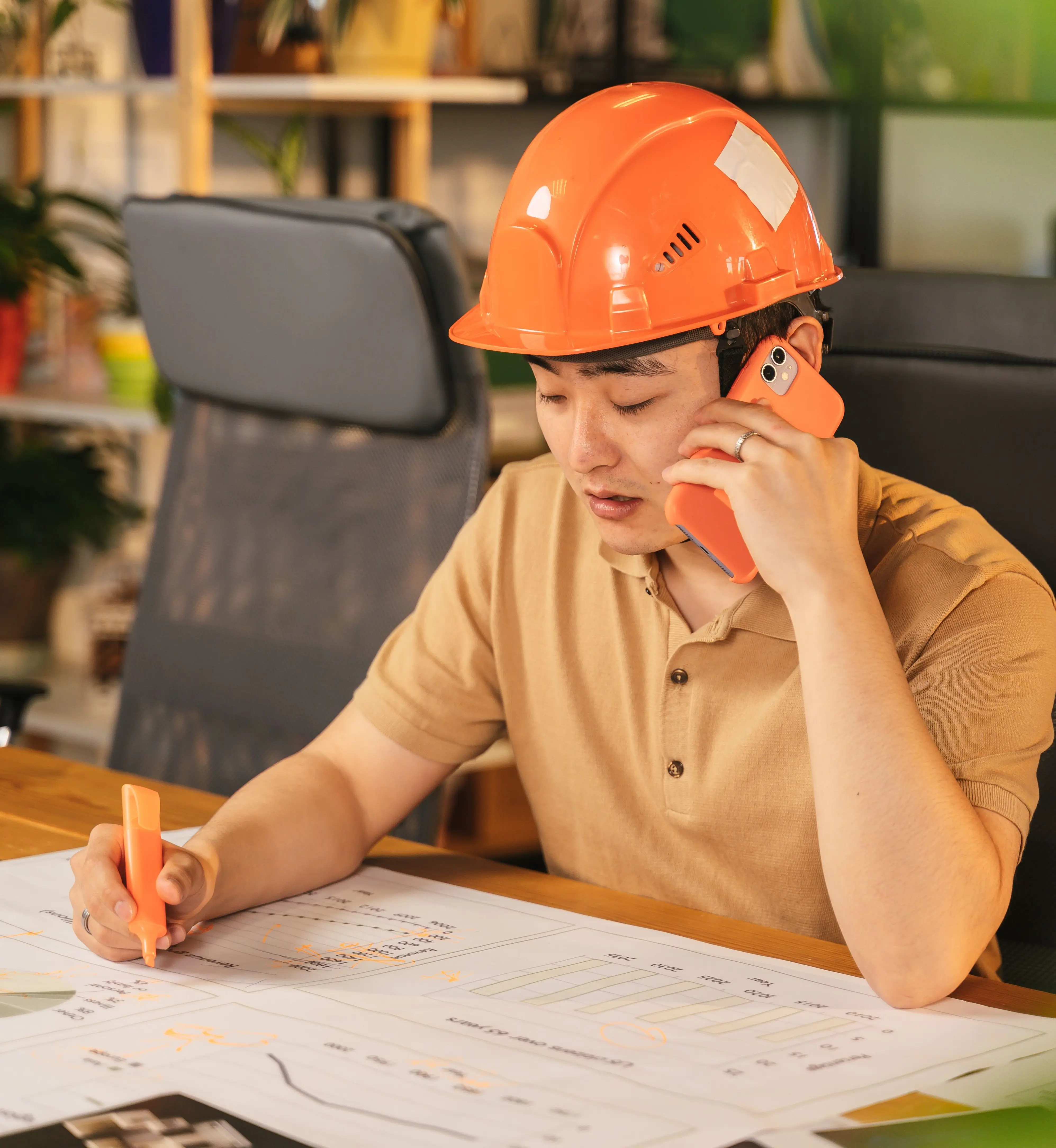 Artisan couvreur au téléphone établissement devis plan chantier La Baule SDR HABITAT