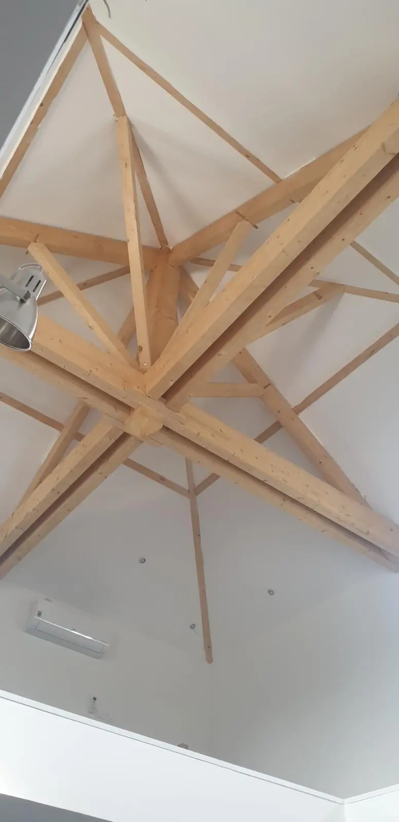 Charpente apparente intérieure avec assemblage en étoile – travail de charpentier couvreur à La Baule, Loire-Atlantique