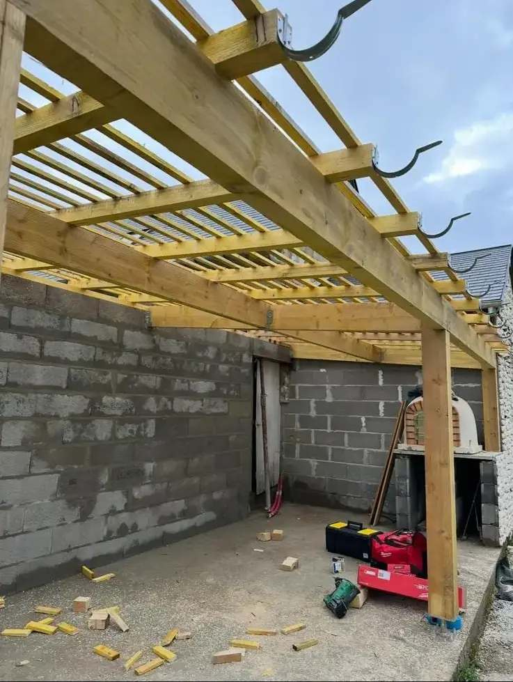 Construction d'une charpente bois pour auvent ou extension de maison – charpentier couvreur secteur Saint-Nazaire La Baule