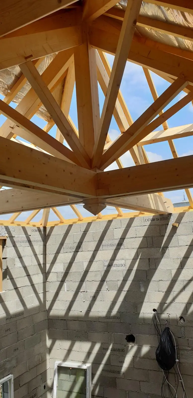 Assemblage en étoile d'une charpente croupe réalisé par un couvreur charpentier à La Baule – construction neuve Loire-Atlantique