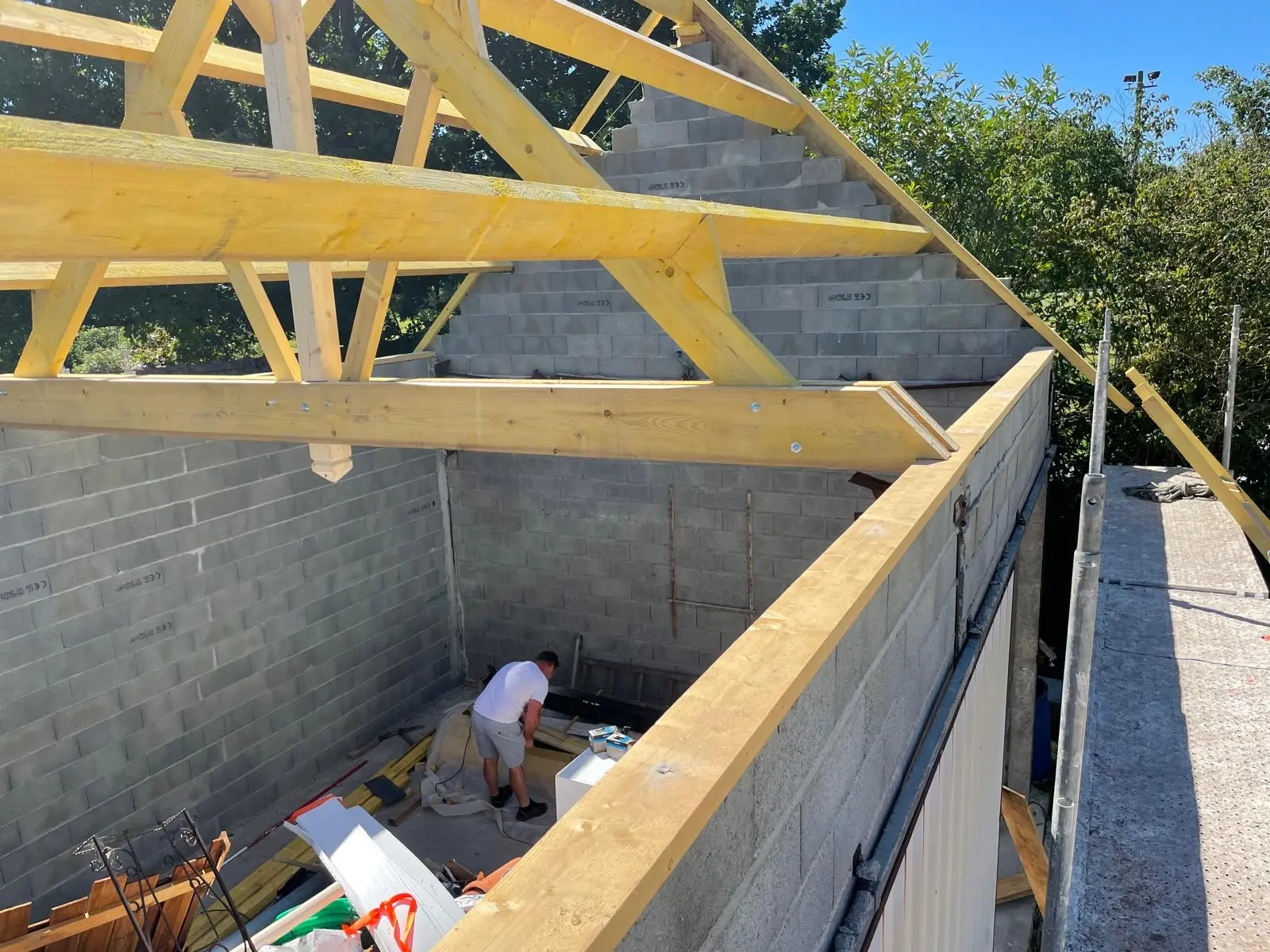Pose de sablière lors d'une construction de charpente neuve en Loire-Atlantique – couvreur charpentier secteur La Baule
