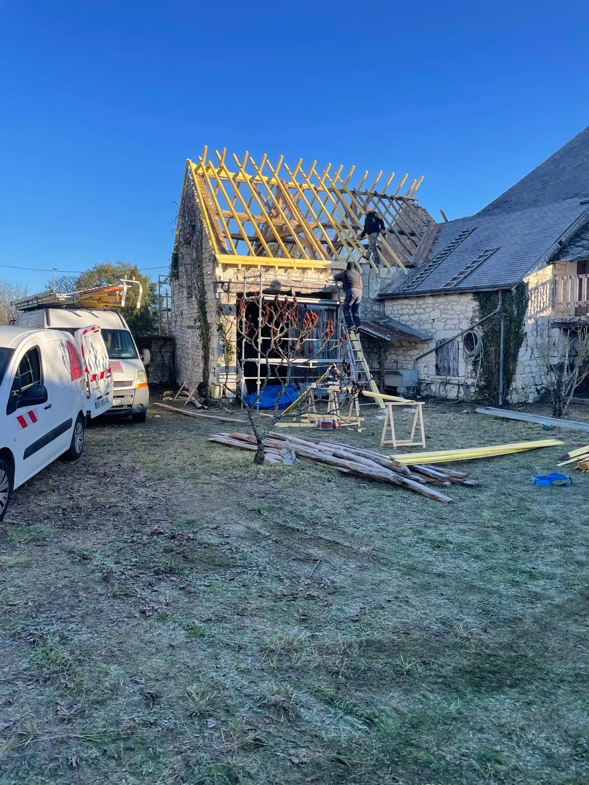Équipe de couvreurs charpentiers en intervention pour la rénovation d'une charpente sur maison en pierre – Loire-Atlantique, secteur La Baule