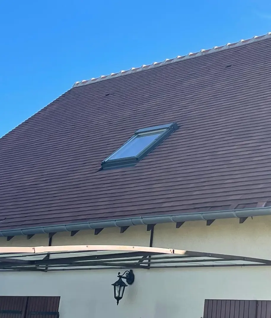 Fenêtre de toit Velux posée sur toiture en tuiles neuves à La Baule-Escoublac – couvreur spécialiste Velux Loire-Atlantique