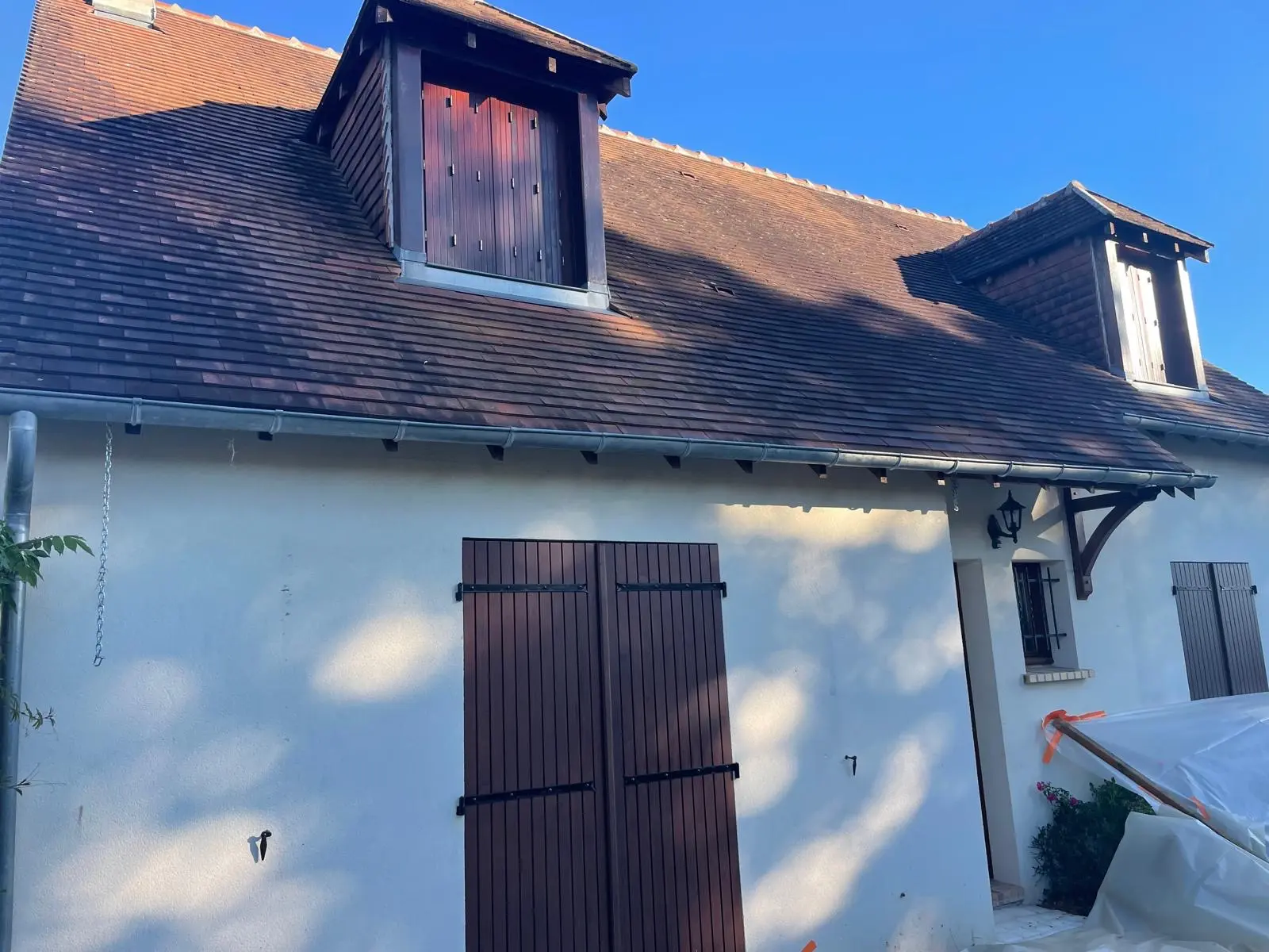 Rénovation de toiture en tuiles avec lucarnes bois et gouttière zinc – couvreur à La Baule et Loire-Atlantique (44)