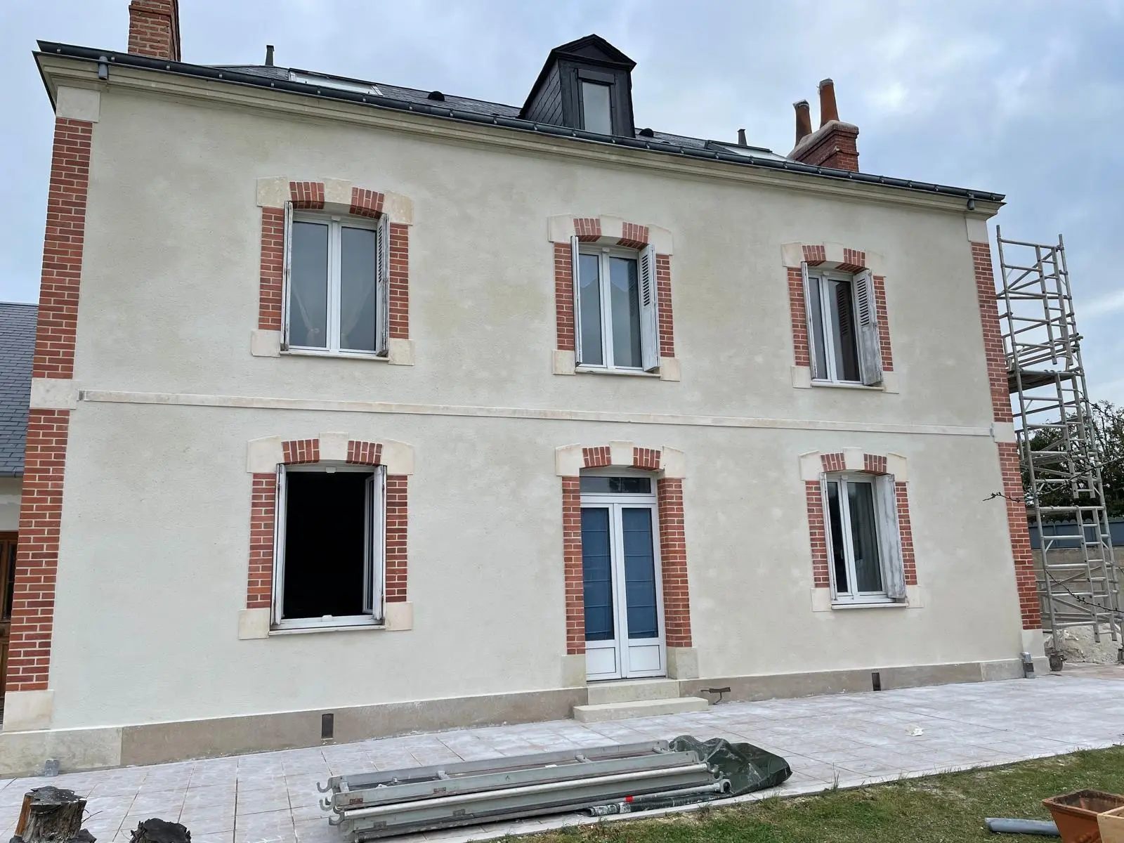 Façade entièrement rénovée avec enduit neuf et toiture ardoise sur maison ancienne en Loire-Atlantique – couvreur façadier La Baule