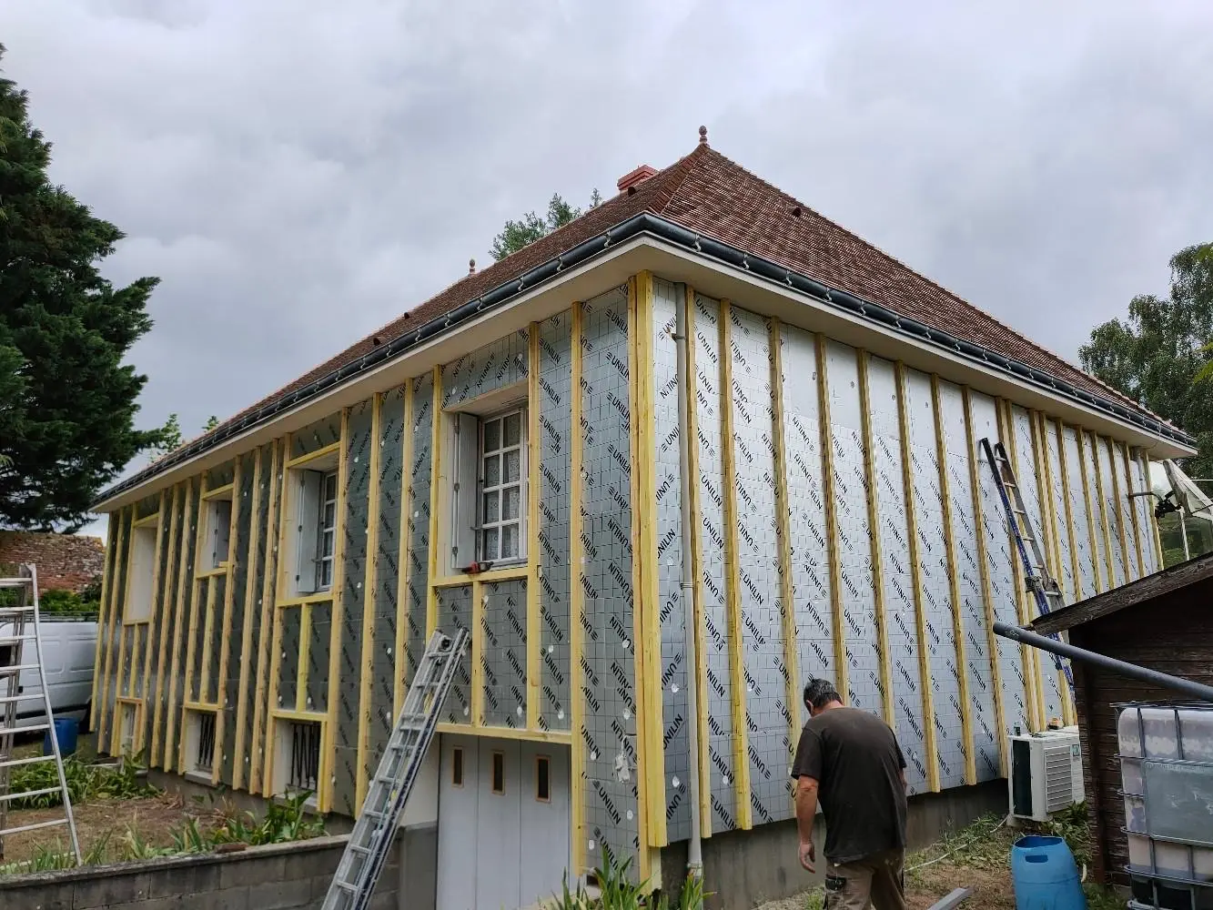 Pose d'isolation thermique par l'extérieur (ITE) sur maison individuelle en Loire-Atlantique – couvreur façadier secteur La Baule