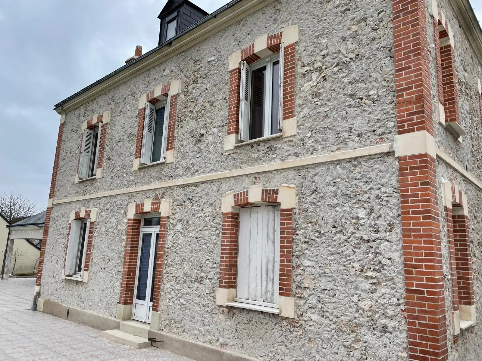 Façade de maison ancienne en pierre avant ravalement et enduit – état d'origine en Loire-Atlantique, couvreur façadier secteur La Baule
