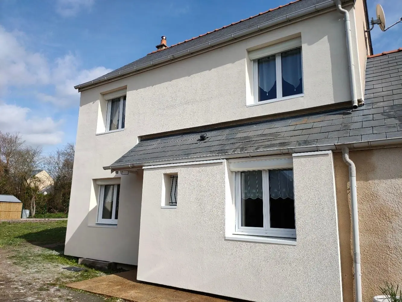 Maison rénovée avec façade enduit neuf et toiture ardoise terminée en Loire-Atlantique – couvreur façadier secteur La Baule