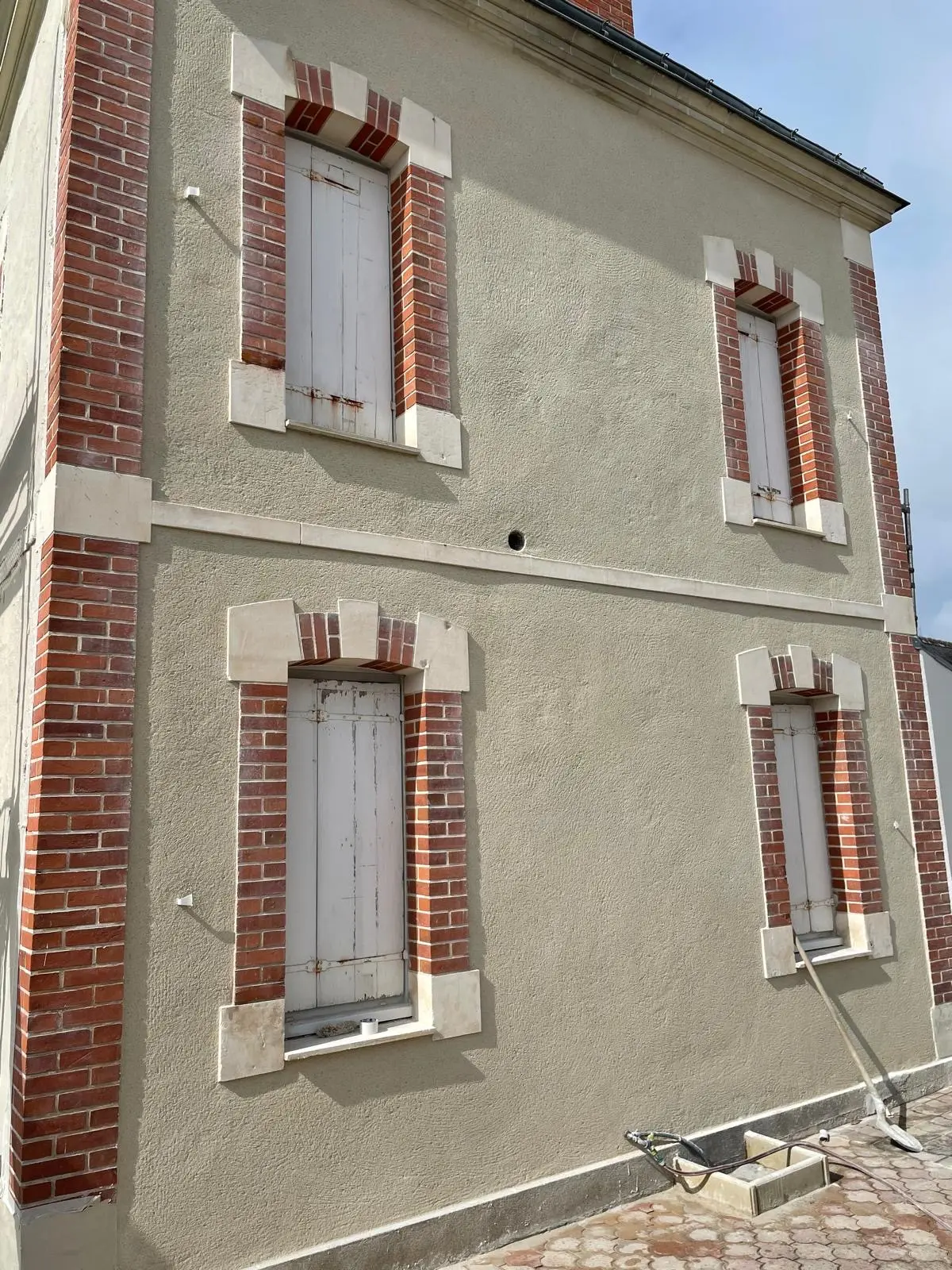 Ravalement de façade avec enduit neuf sur maison de maître en Loire-Atlantique – couvreur façadier La Baule et environs