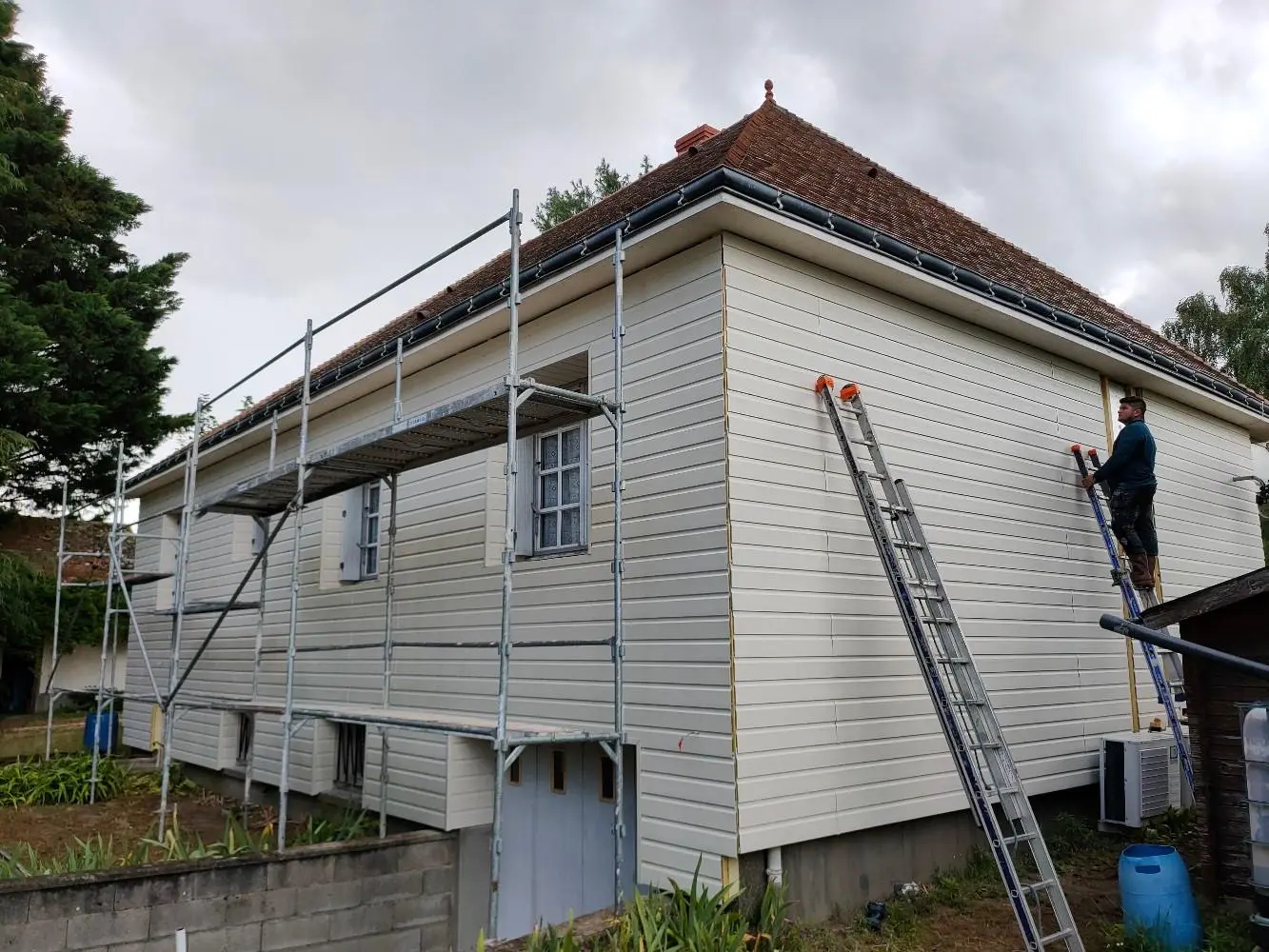 Pose de bardage PVC horizontal sur façade de maison individuelle par un couvreur façadier à La Baule – Loire-Atlantique