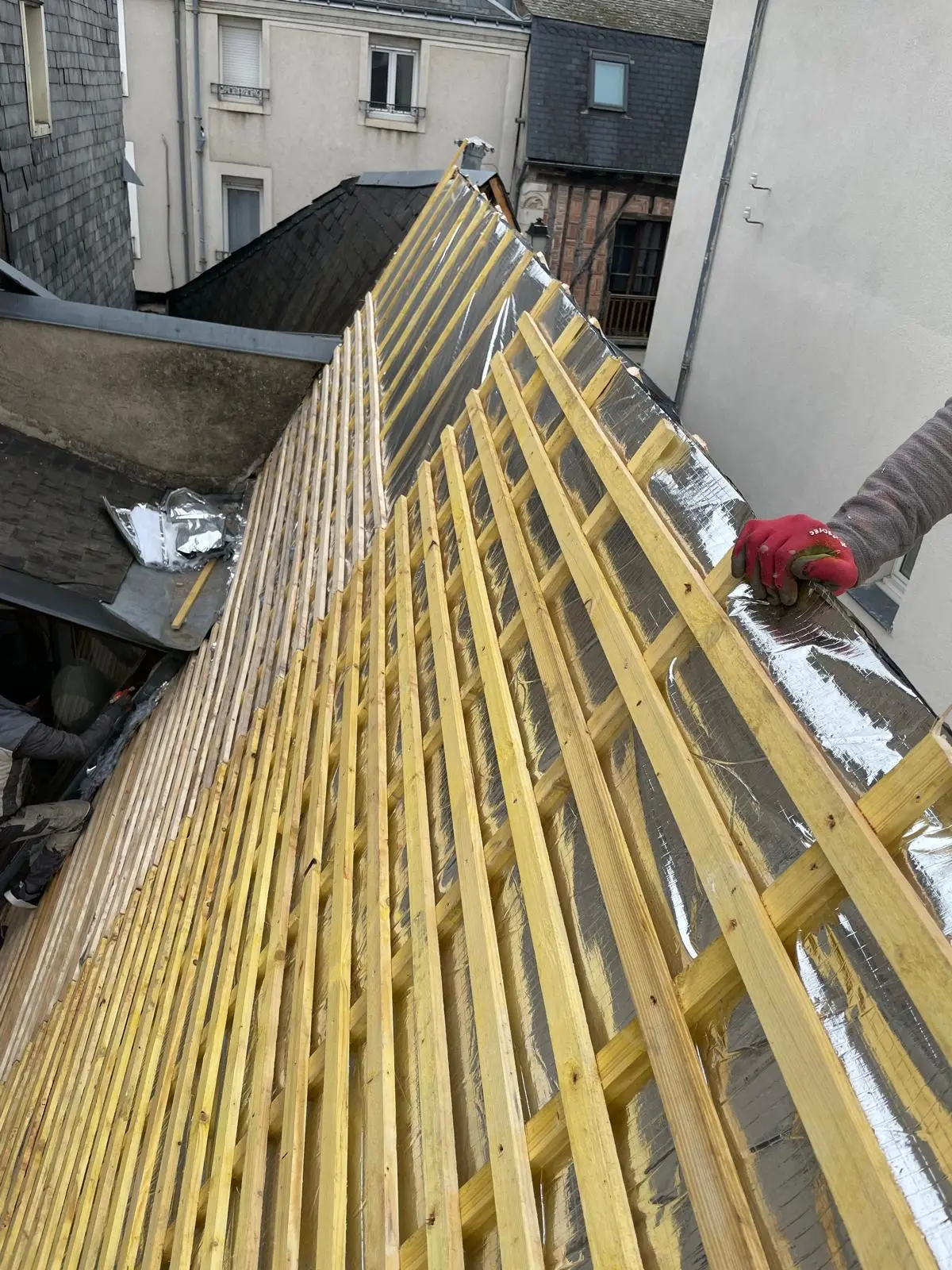 Pose de liteaux neufs et pare-vapeur lors d'une rénovation de toiture en centre-ville – couvreur Loire-Atlantique secteur La Baule