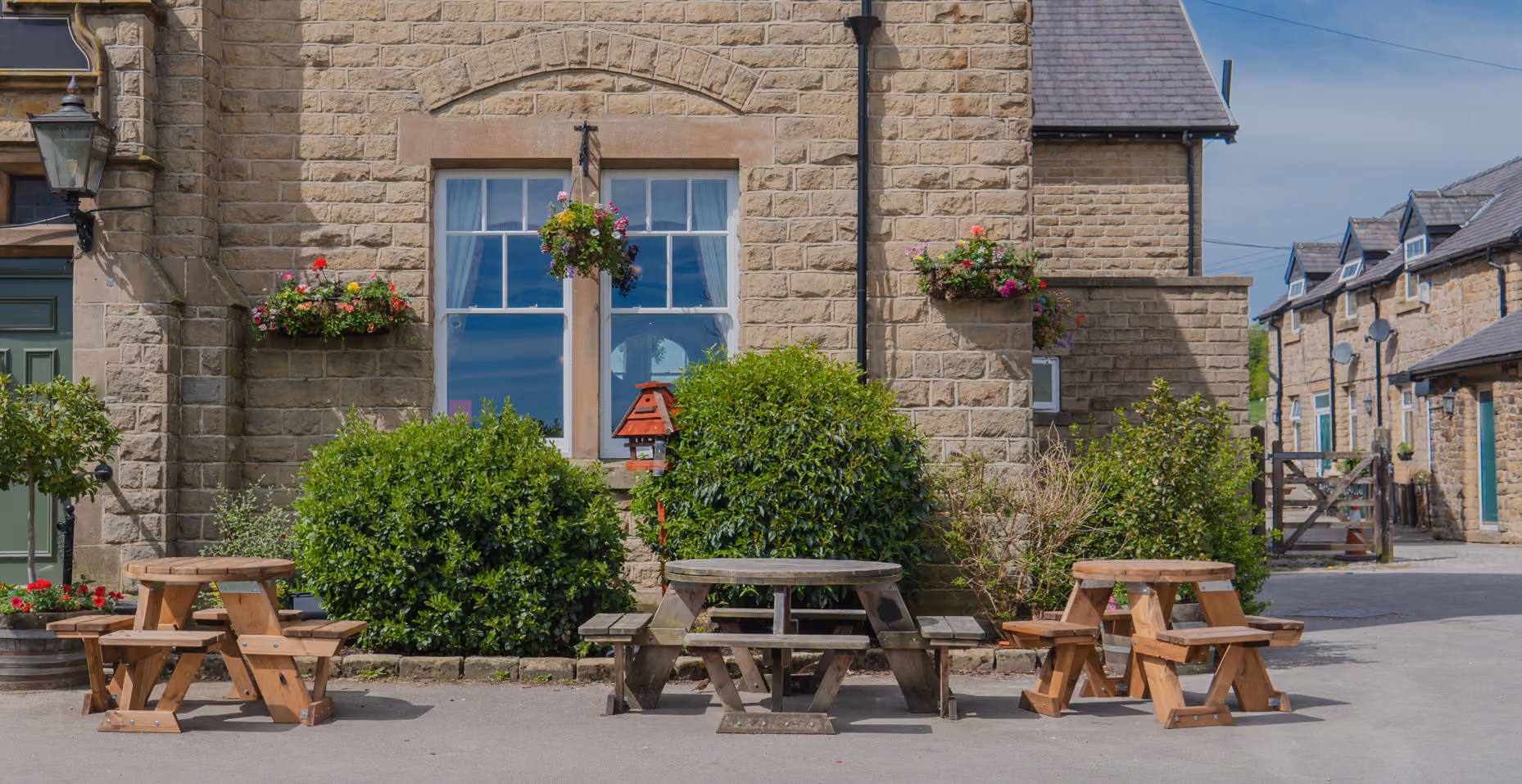 outside country pub in pershore worcestershire