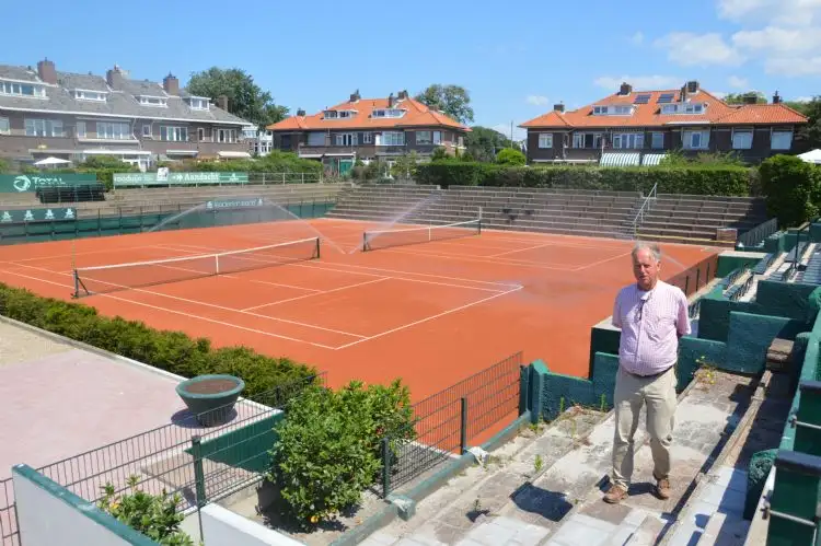 Stationnement du club de tennis H.L.T.C. de Metselaars