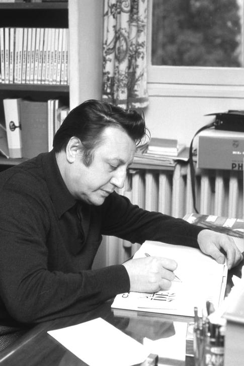 Raymond Devos à son bureau