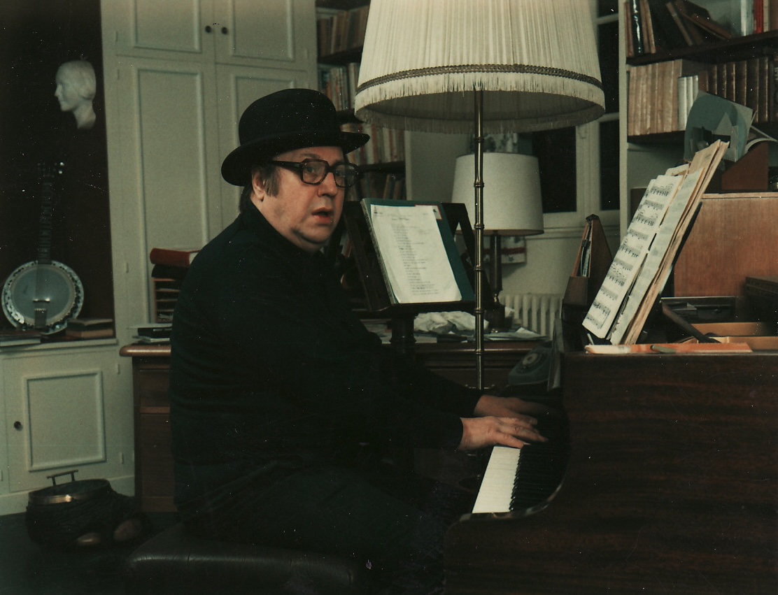 Raymond Devos à son piano, 1973