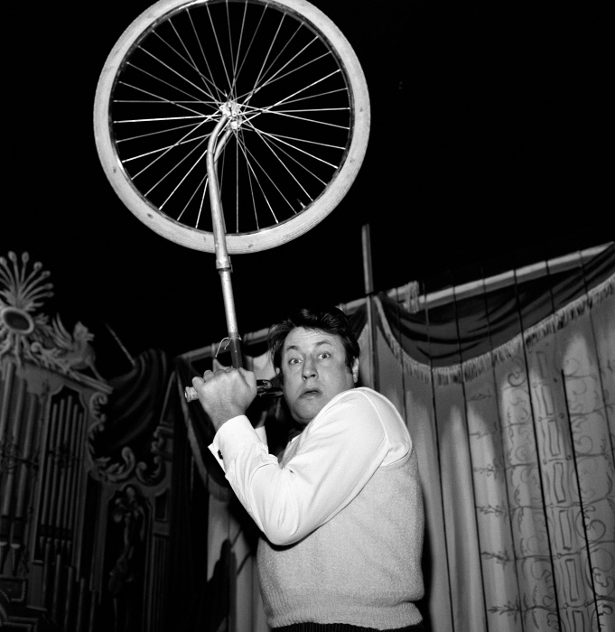 Raymond Devos avec son monocycle