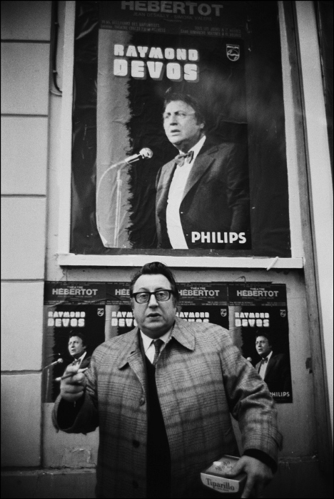 Raymond Devos devant son affiche, années 70