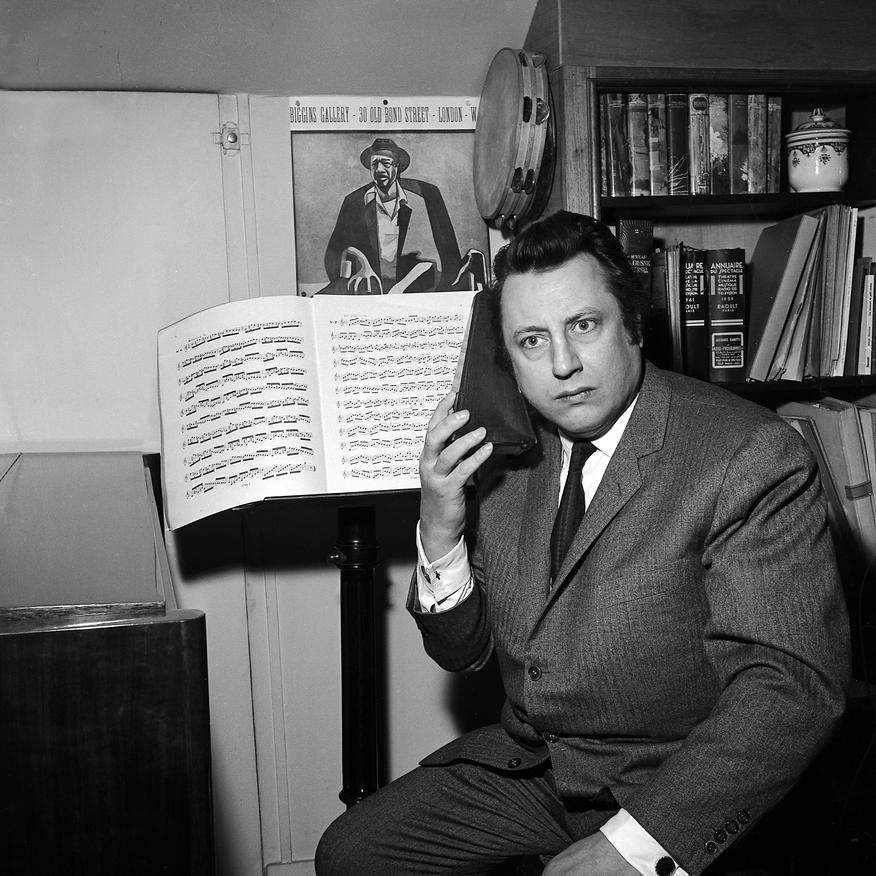 Raymond Devos devant son pupitre - répétitions de musique