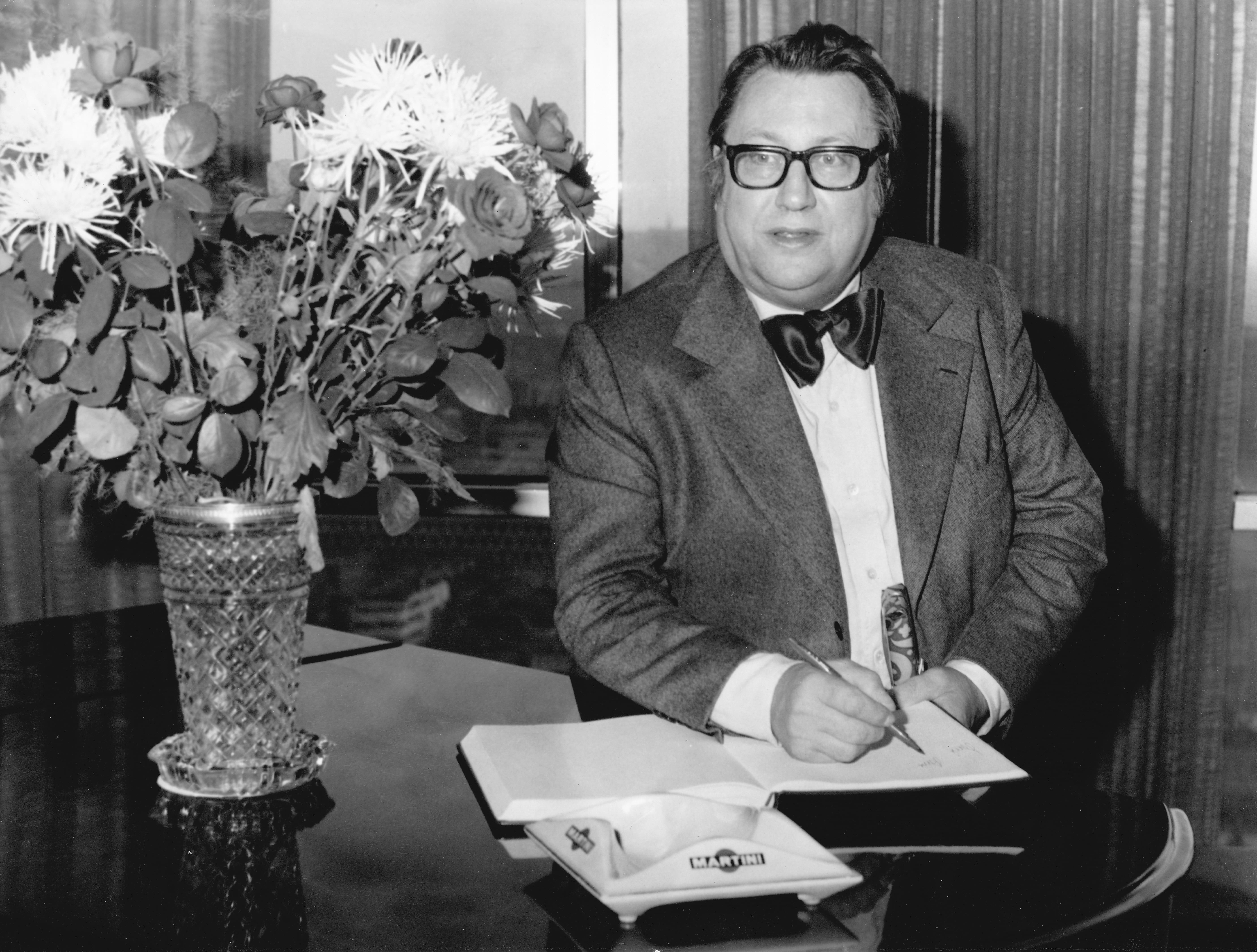 Raymond Devos en train d'écrire