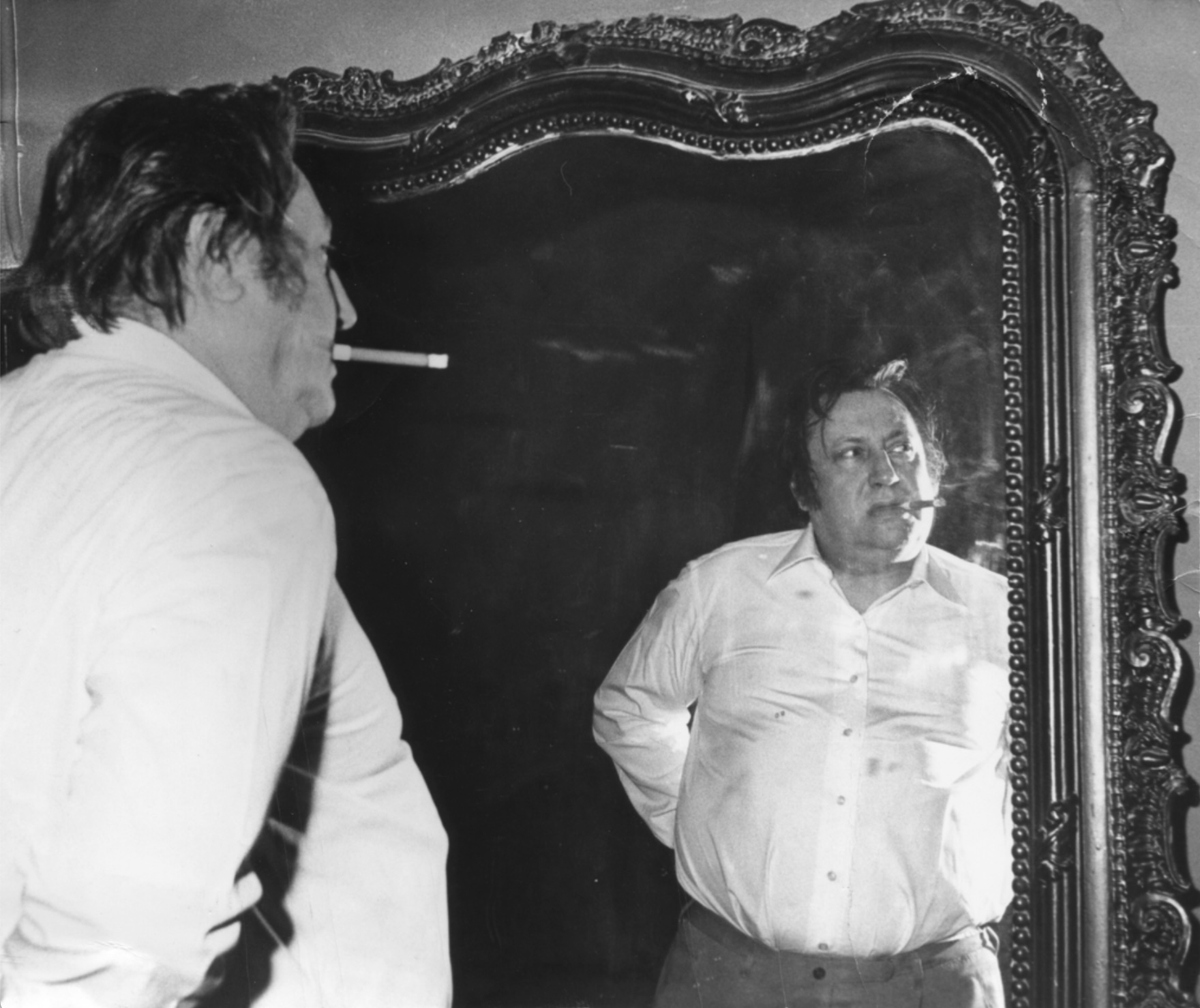 Raymond Devos prenant la pose devant son miroir