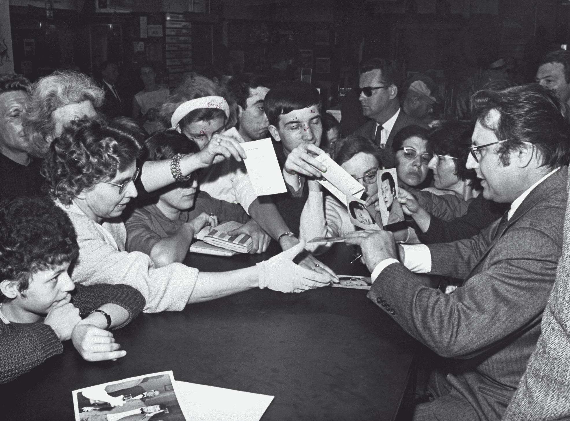 Raymond Devos signant des autographes à des fans