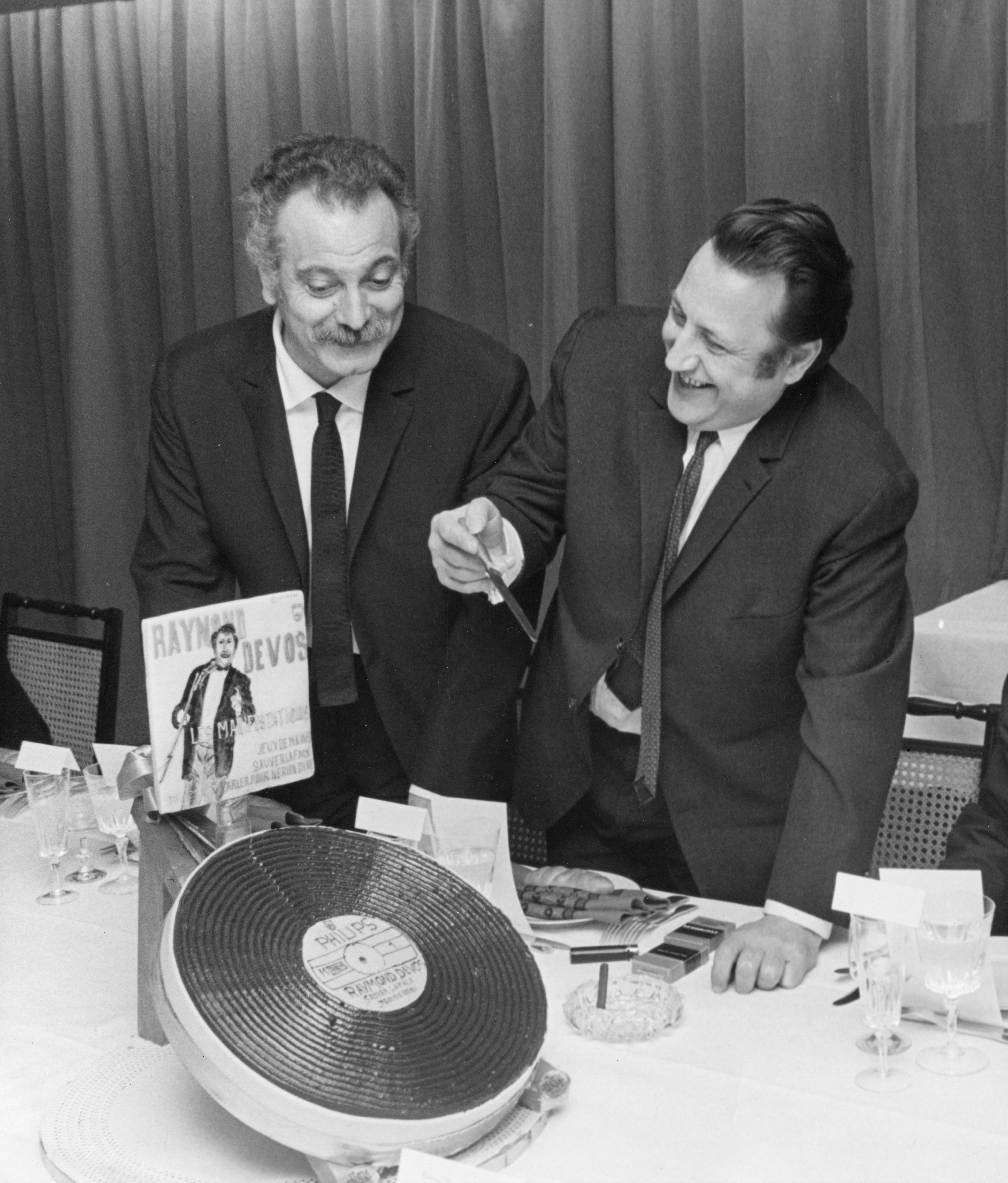 Georges Brassens avec Raymond Devos lors d'un dîner